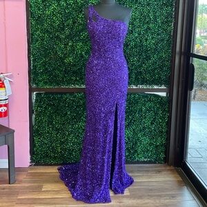 Primavera couture, one shoulder purple gown